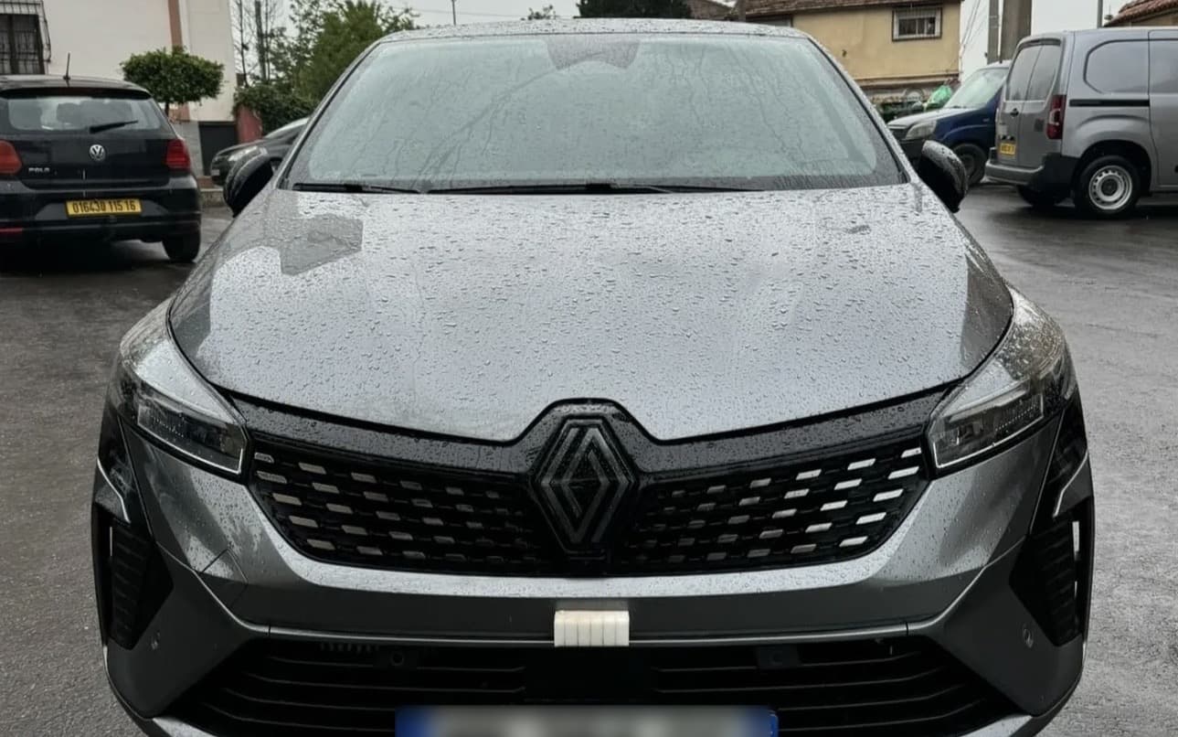 Renault Clio V restylée grise sélectionnée pour un achat serein et cohérent